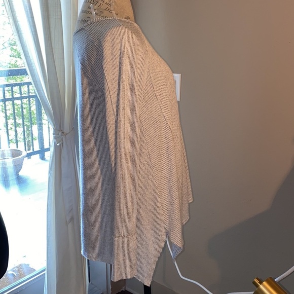 a.n.a grey white longsleeve sweater shirt top Med​​ - Picture 2 of 6